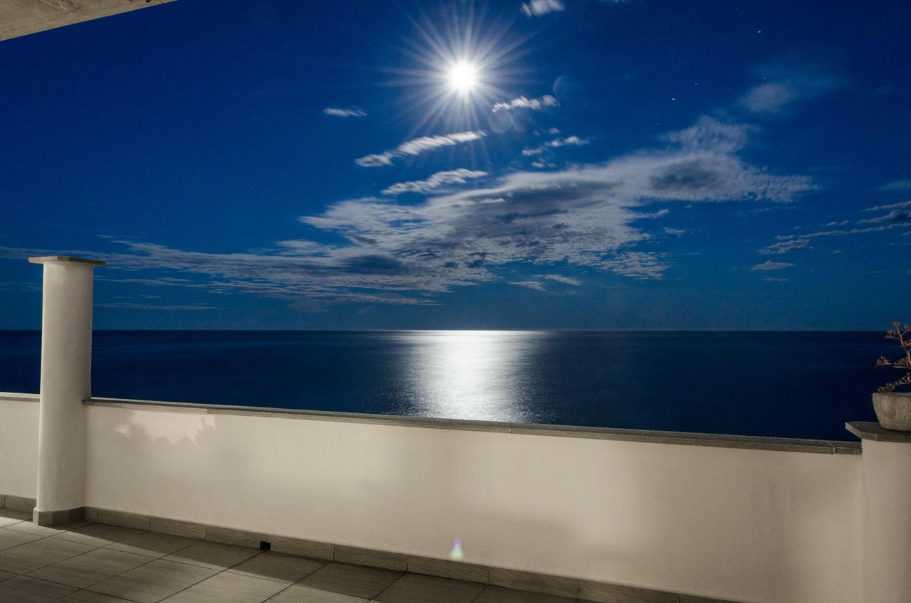 Seaside Holiday Apartment - Unique Location Cipressa 外观 照片