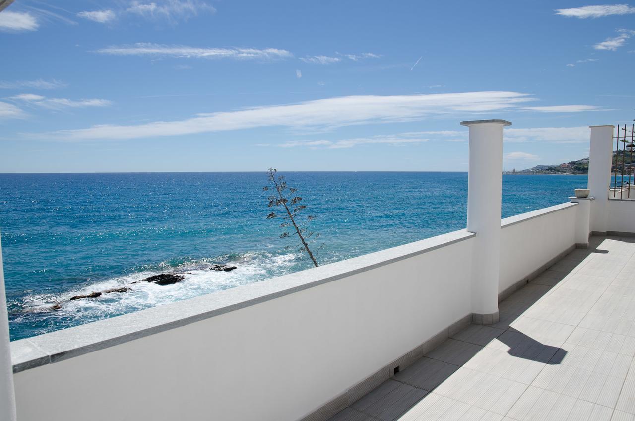 Seaside Holiday Apartment - Unique Location Cipressa 外观 照片